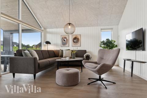 Det er god plass til hygge i feriehusets sofagruppe under oppholdet i luksushus nr. 907