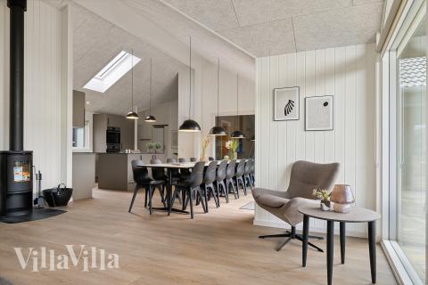 Det er plass til 18 personer i det store lyse oppholdsrommet i luksushus nr. 907.