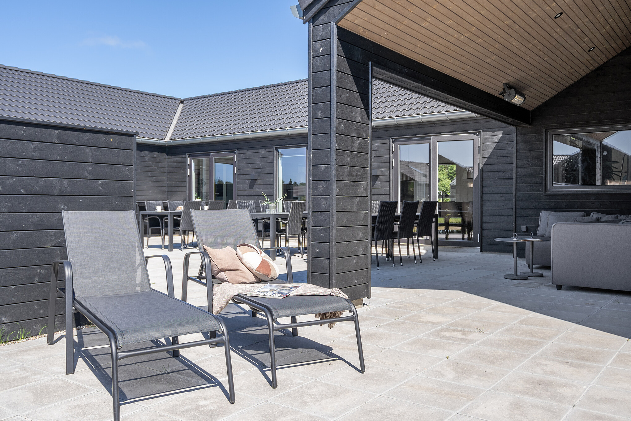 Luksushus nr. 907 har en deilig terrasse med gode hagemøbler til 18 personer.