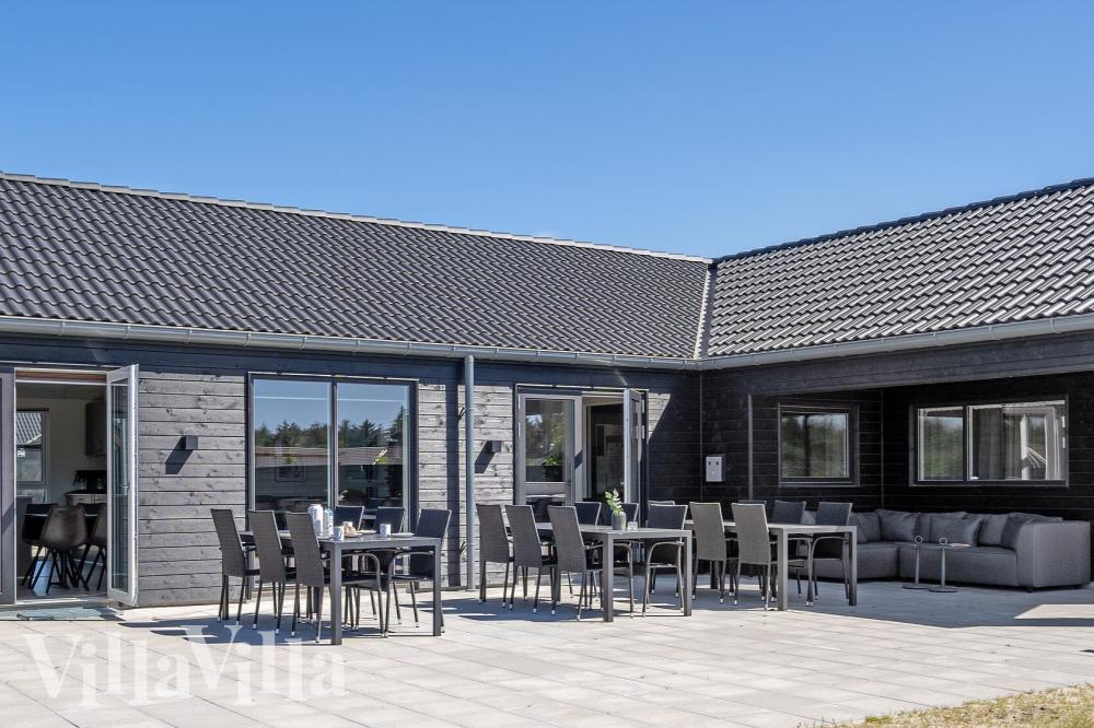 På terrassen i feriehus nr. 907 er det plass til 18 personer.