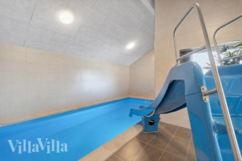 Feriehus 906 har et flott basseng med sklie, et stort innebygd boblebad og en badstue