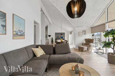 Sofaen i luksushus nr. 906 i Fyn og øyer er perfekt for å hygge seg med et brettspill eller se en film sammen.