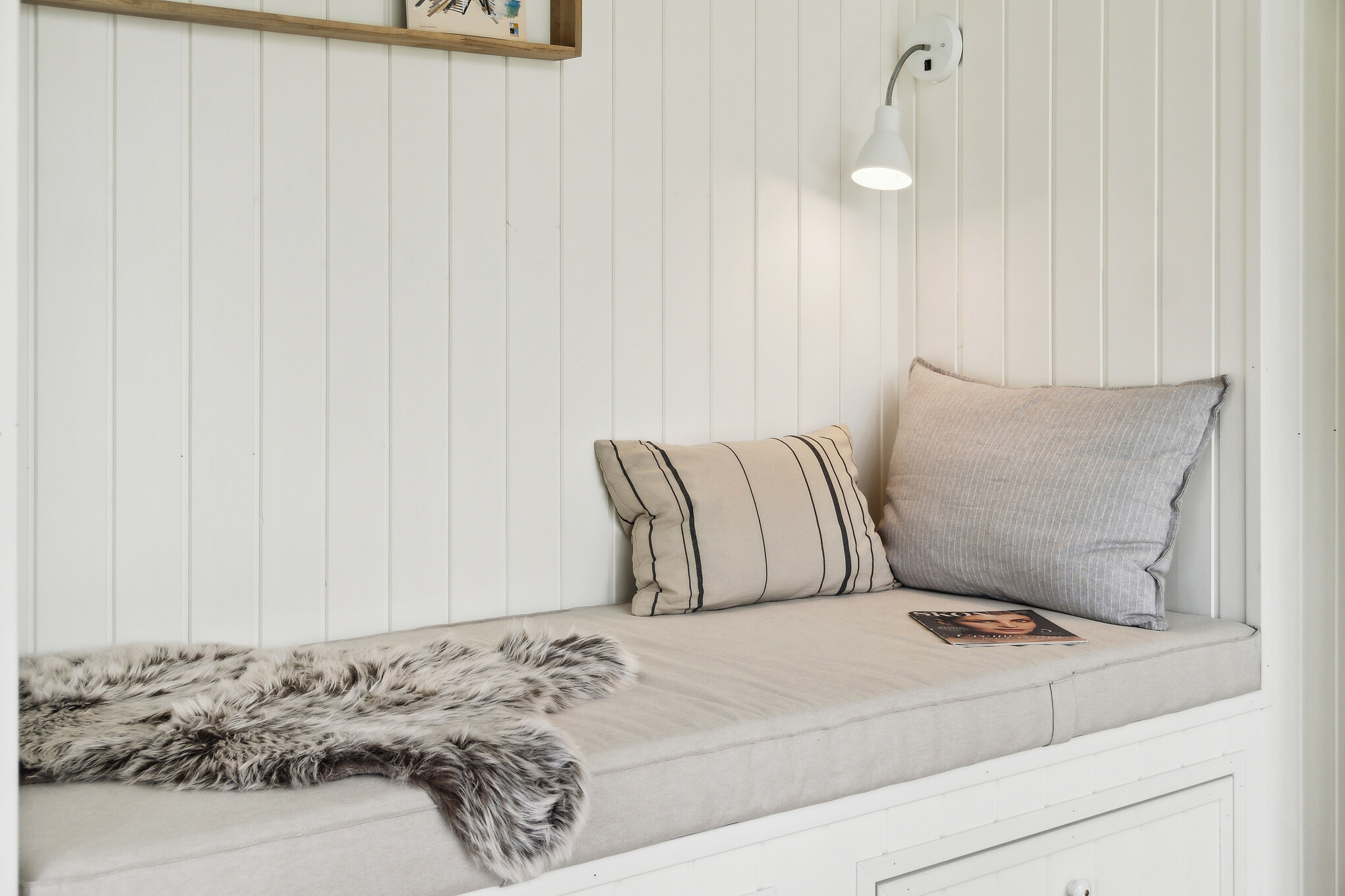 Det er plass til 18 personer i det store lyse oppholdsrommet i luksushus nr. 906.