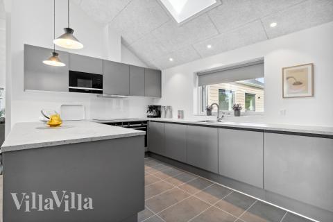 Kjøkkenet i luksushus nr. 906 er fullt utstyrt så dere lett kan lage mat til 18 personer.