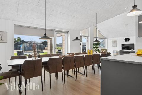 Oppholdsrom med plass til 18 i luksushus nr. 906.