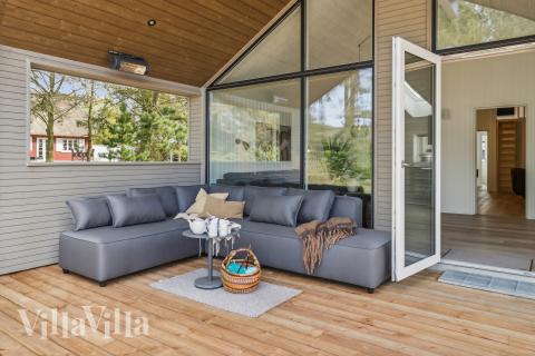 Luksushus nr. 906 har en deilig terrasse med gode hagemøbler til 18 personer.