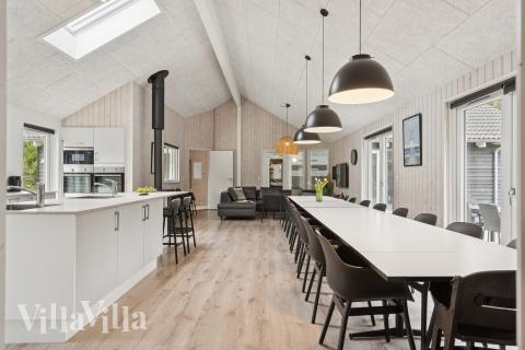 Det er plass til 24 personer i det store lyse oppholdsrommet i luksushus nr. 387.