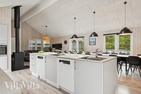 Kjøkkenet i luksushus nr. 387 i Vestjylland er godt innrettet.