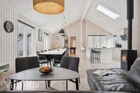 Sofaen i luksushus nr. 387 i Vestjylland er perfekt for å hygge seg med et brettspill eller se en film sammen.