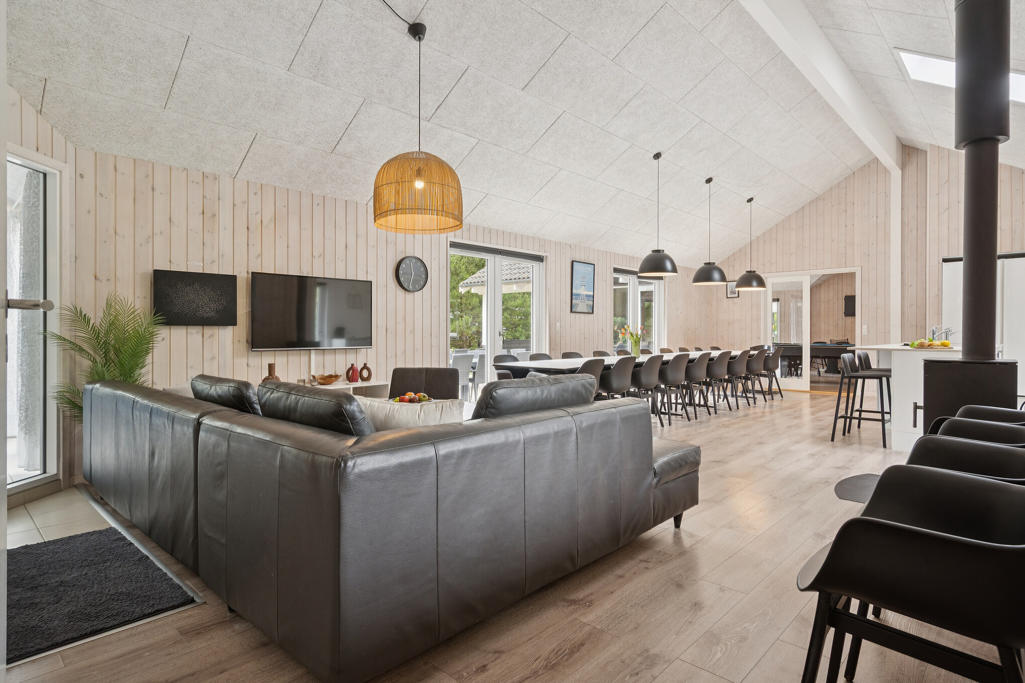 Det er god plass til hygge i feriehusets sofagruppe under oppholdet i luksushus nr. 387