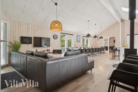 Det er god plass til hygge i feriehusets sofagruppe under oppholdet i luksushus nr. 387