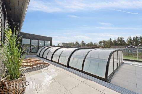 Feriehus 686 har et flott basseng med sklie, et stort innebygd boblebad og en badstue