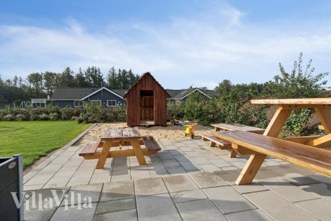 Nyt en grillkveld på terrassen i luksushus nr. 686 i Limfjorden