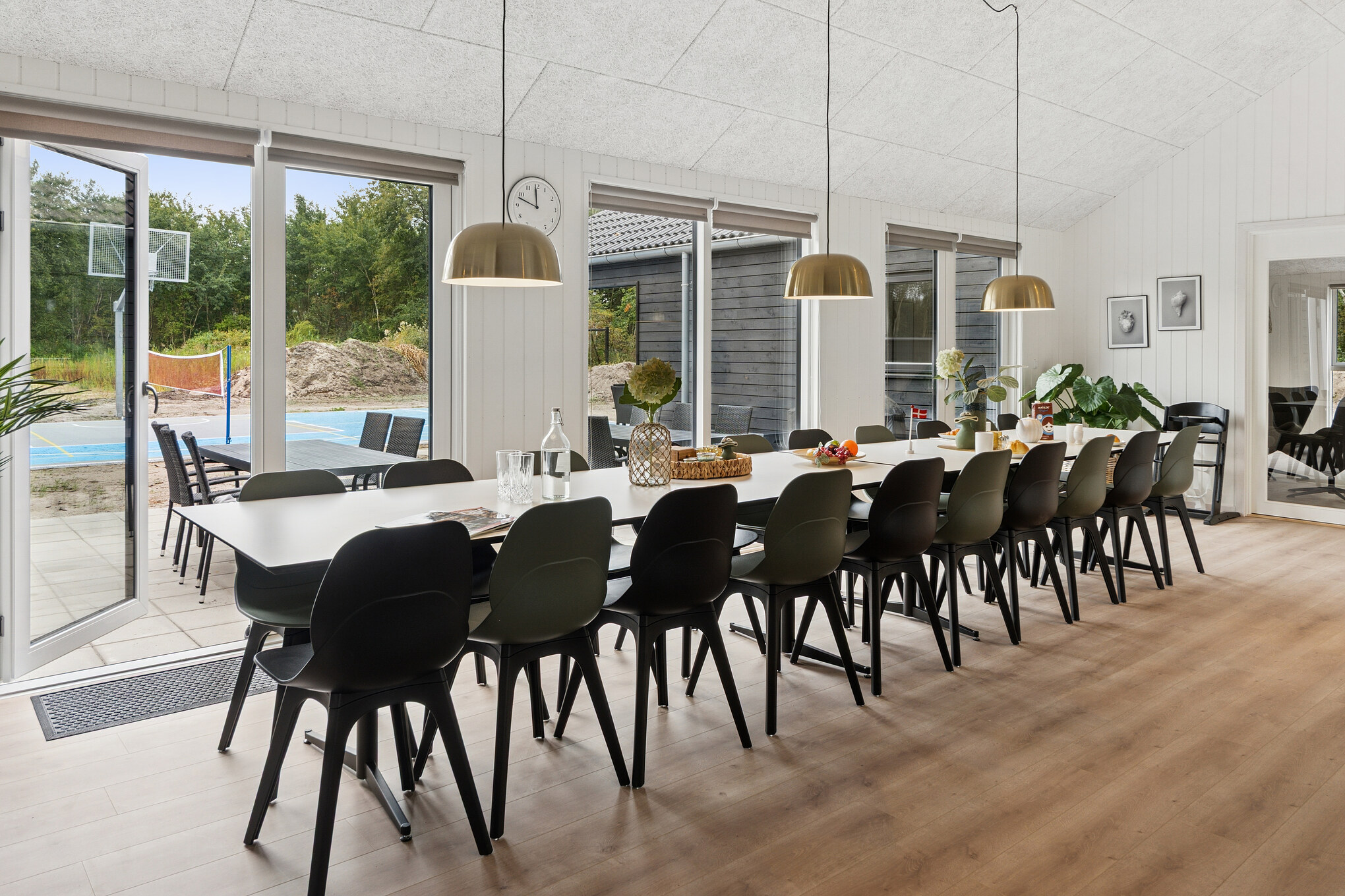 Det er plass til 20 personer i det store lyse oppholdsrommet i luksushus nr. 697.