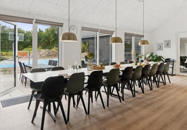 Det er plass til 20 personer i det store lyse oppholdsrommet i luksushus nr. 697.