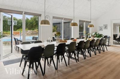 Det er plass til 20 personer i det store lyse oppholdsrommet i luksushus nr. 697.