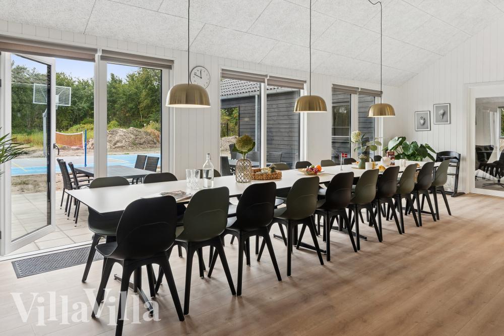 Det er plass til 20 personer i det store lyse oppholdsrommet i luksushus nr. 697.