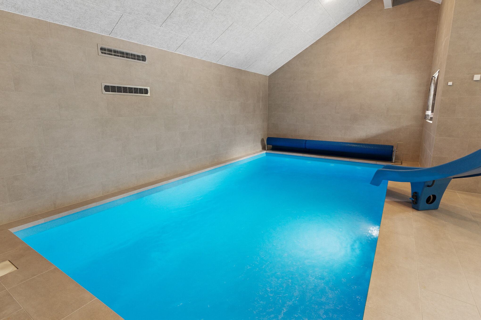 Feriehus 697 har et flott basseng med sklie, et stort innebygd boblebad og en badstue