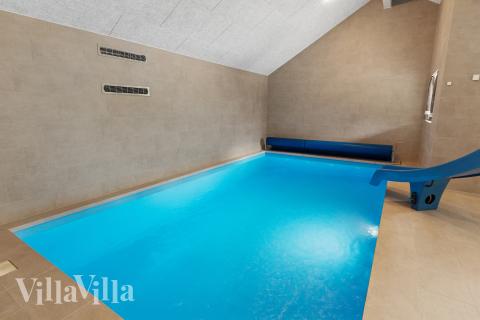 Feriehus 697 har et flott basseng med sklie, et stort innebygd boblebad og en badstue