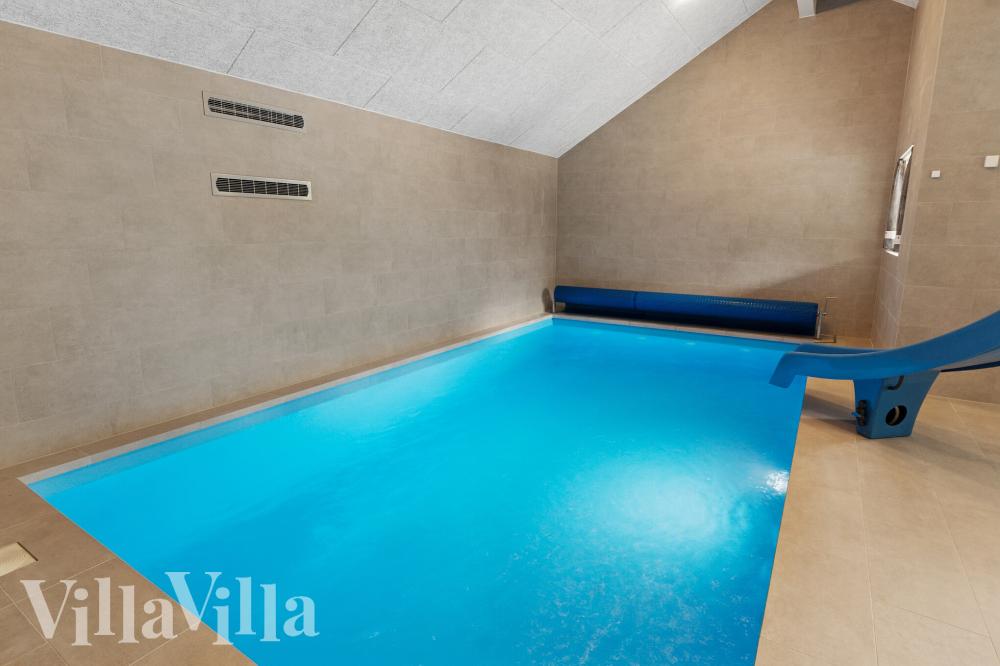 Feriehus 697 har et flott basseng med sklie, et stort innebygd boblebad og en badstue