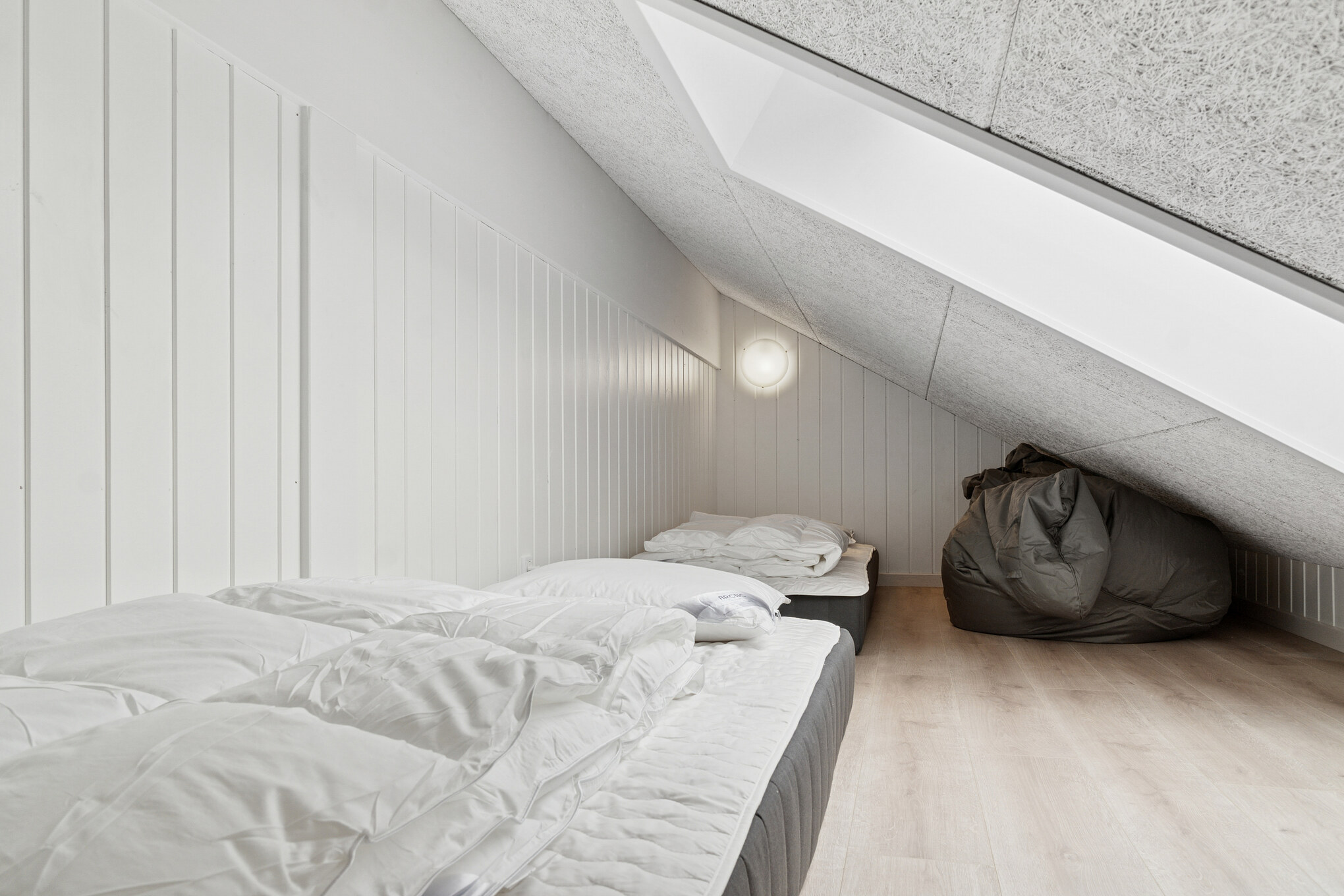 Noen av de 20 soveplassene i luksushus nr. 697 finnes på hems