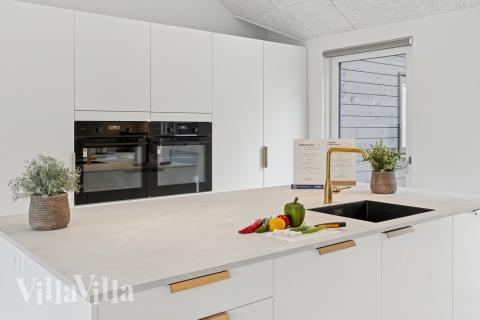 Kjøkkenet i luksushus nr. 697 i Lolland/Falster/Møn er godt innrettet.