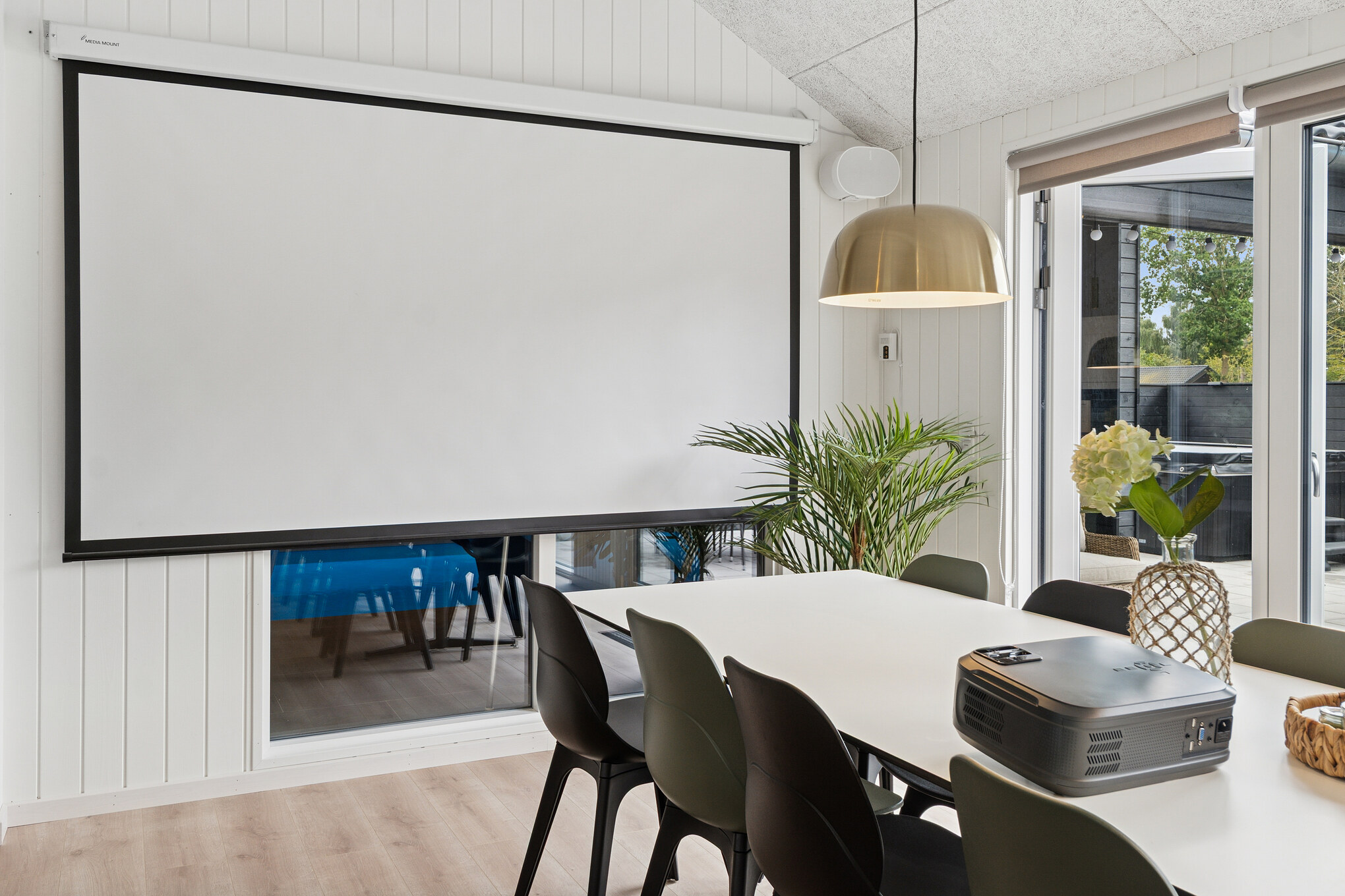 Det er god plass til at 20 personer sitter sammen i feriehusets oppholdsrom under et besøk i luksushus 697 i Lolland/Falster/Møn.