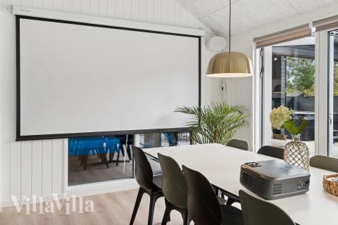 Det er god plass til at 20 personer sitter sammen i feriehusets oppholdsrom under et besøk i luksushus 697 i Lolland/Falster/Møn.