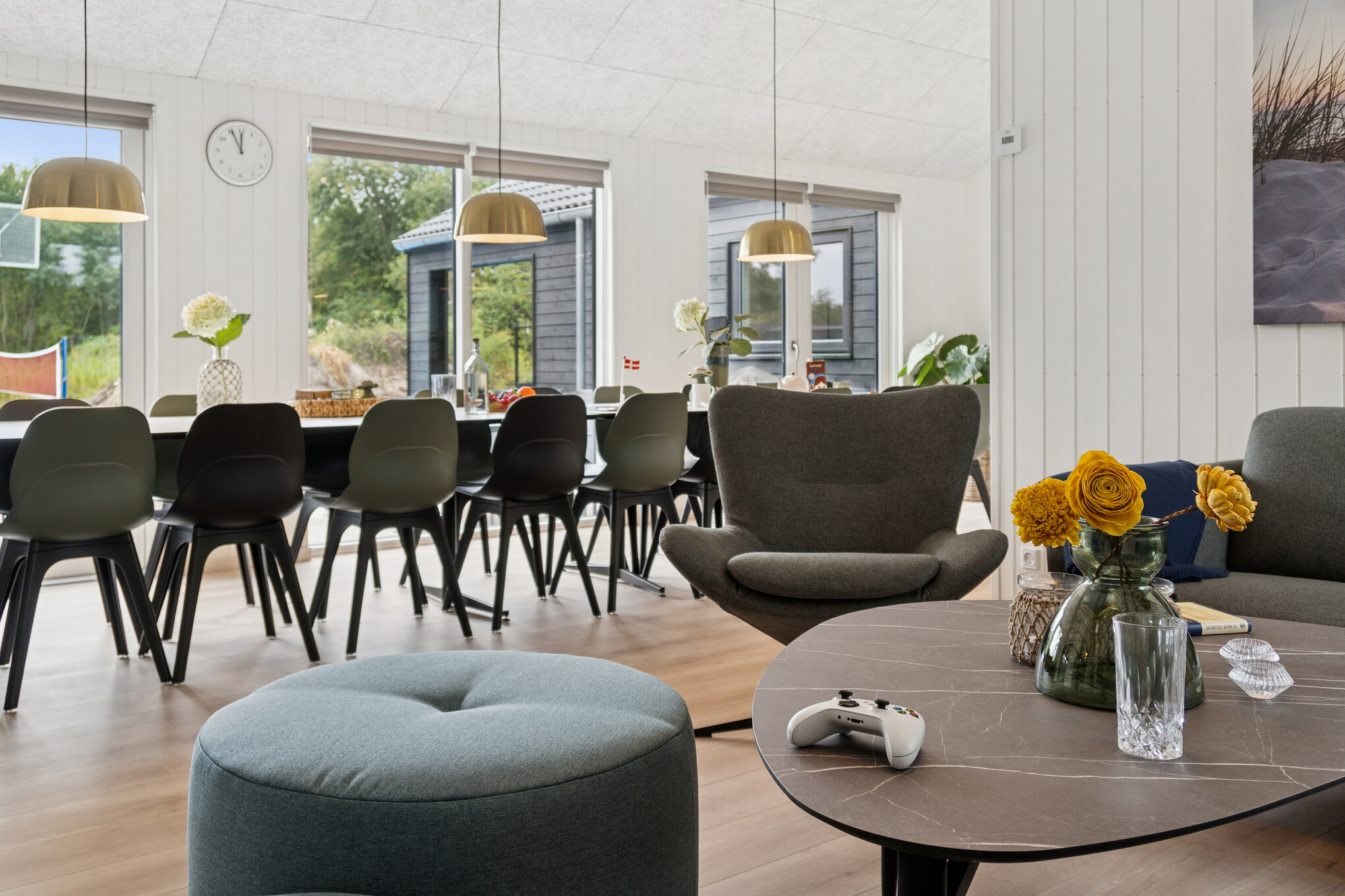 Sofaen i luksushus nr. 697 i Lolland/Falster/Møn er perfekt for å hygge seg med et brettspill eller se en film sammen.