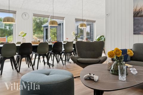 Sofaen i luksushus nr. 697 i Lolland/Falster/Møn er perfekt for å hygge seg med et brettspill eller se en film sammen.