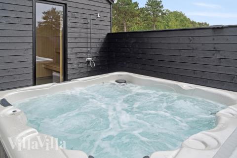 Nyt varmen i boblebadet i luksushus nr. 697 i Lolland/Falster/Møn