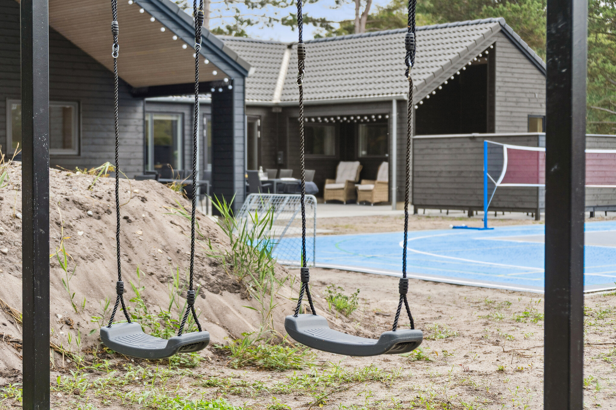 I det attraktive feriehuset nr. 697 i Lolland/Falster/Møn finnes det mengder av utendørsaktiviteter, som leketårn og huskestativ.