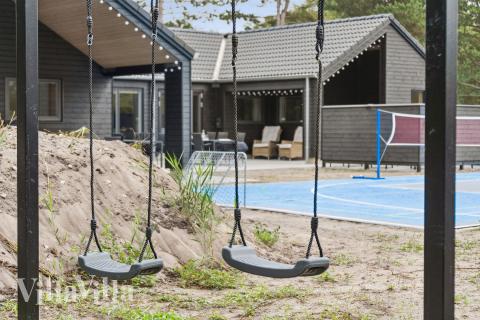 I det attraktive feriehuset nr. 697 i Lolland/Falster/Møn finnes det mengder av utendørsaktiviteter, som leketårn og huskestativ.