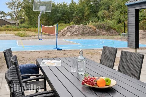 Luksushus nr. 697 har en deilig terrasse med gode hagemøbler til 20 personer.