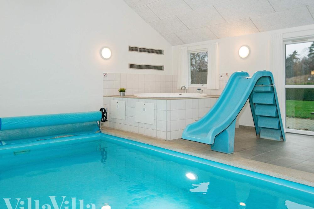 Det flotte bassenget i luksushus nr. 223 til 18 personer