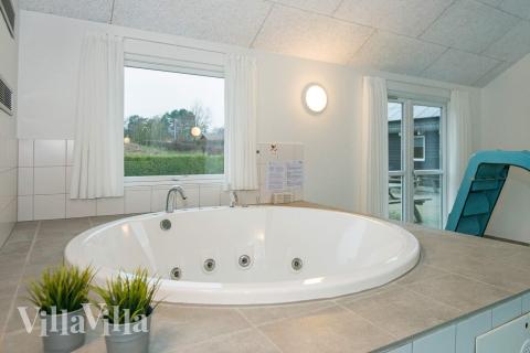 Nyt varmen i boblebadet i luksushus nr. 223 i Østjylland