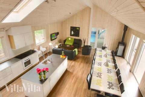 Det er plass til 18 personer i det store lyse oppholdsrommet i luksushus nr. 223.