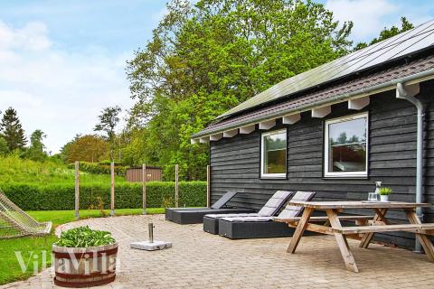 På terrassen i feriehus nr. 223 er det plass til 18 personer.