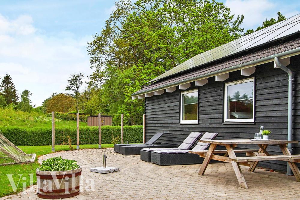 På terrassen i feriehus nr. 223 er det plass til 18 personer.