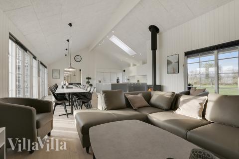 Sofaen i luksushus nr. 415 i Fyn og øyer er perfekt for å hygge seg med et brettspill eller se en film sammen.