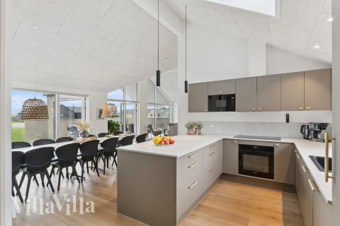 Kjøkkenet i luksushus nr. 665 er fullt utstyrt så dere lett kan lage mat til 14 personer.