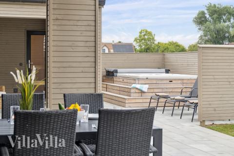 Nyt en grillkveld på terrassen i luksushus nr. 665 i Fyn og øyer