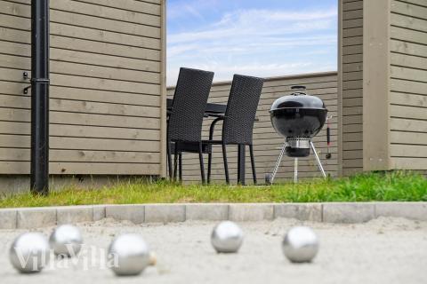 I det attraktive feriehuset nr. 665 i Fyn og øyer finnes det mengder av utendørsaktiviteter, som leketårn og huskestativ.