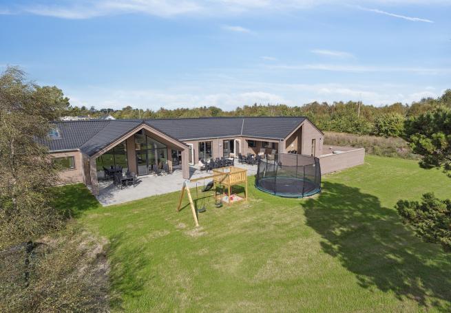 Dette lekre huset med svømmebasseng, nr. 699, med plass til 26 personer, ligger i Nordjylland
