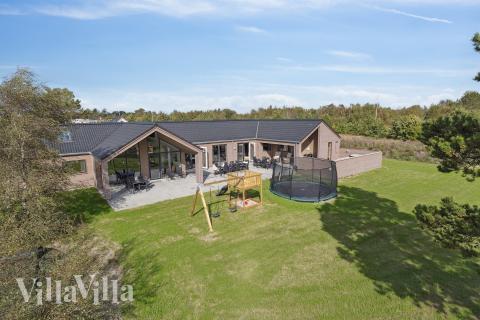 Dette lekre huset med svømmebasseng, nr. 699, med plass til 26 personer, ligger i Nordjylland