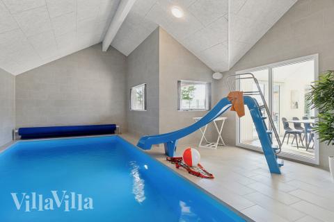 Feriehus 699 har et flott basseng med sklie, et stort innebygd boblebad og en badstue