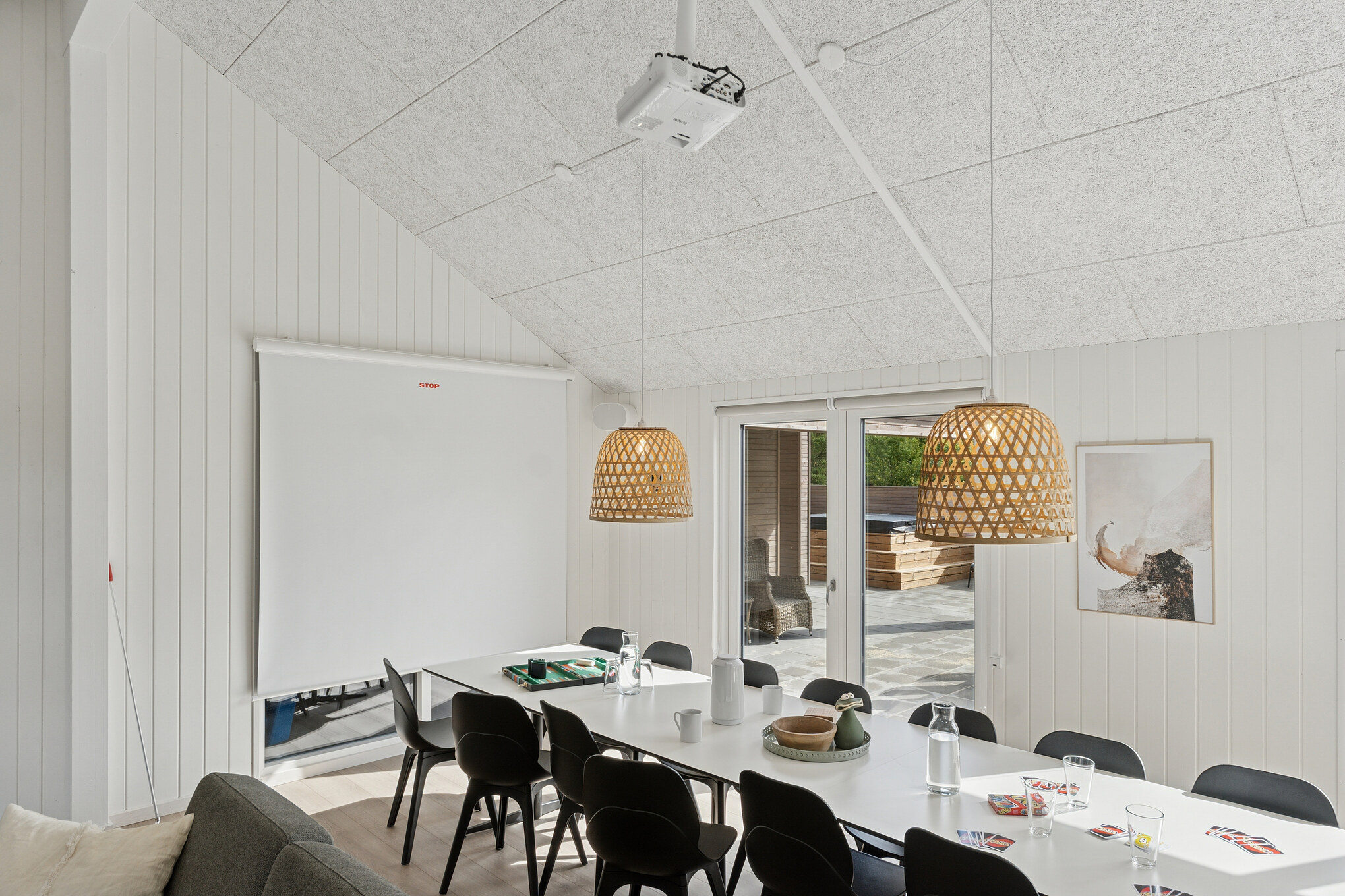 Det er plass til 26 personer i det store lyse oppholdsrommet i luksushus nr. 699.