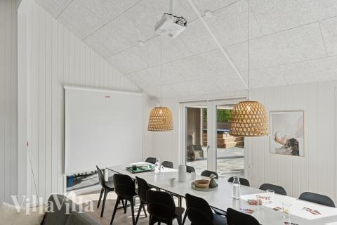 Det er plass til 26 personer i det store lyse oppholdsrommet i luksushus nr. 699.