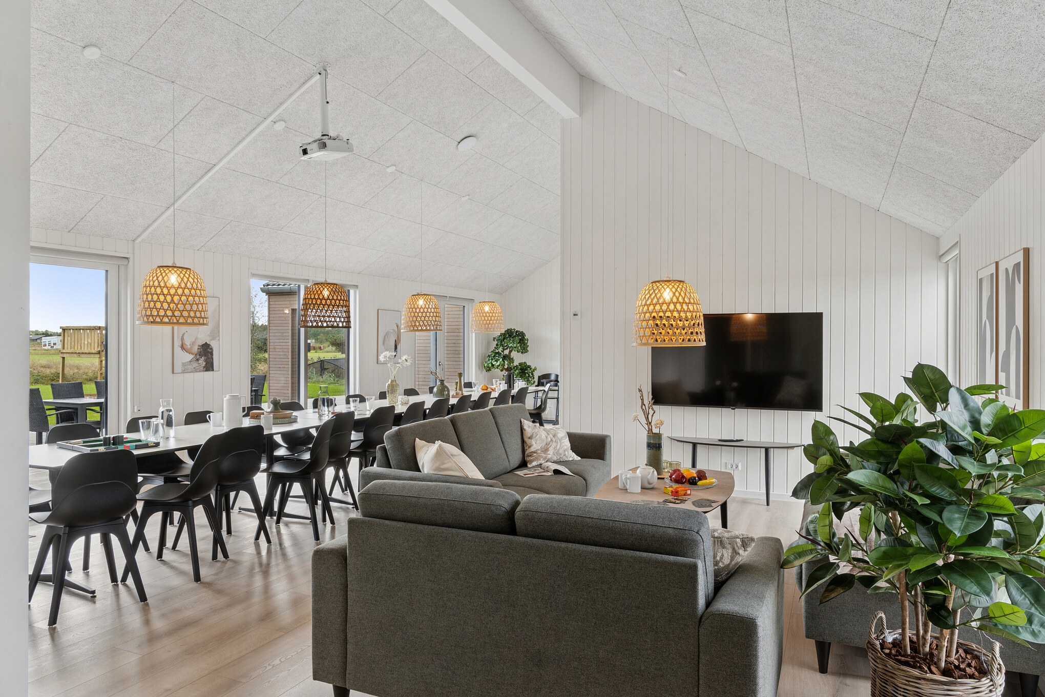 Sofaen i luksushus nr. 699 i Nordjylland er perfekt for å hygge seg med et brettspill eller se en film sammen.