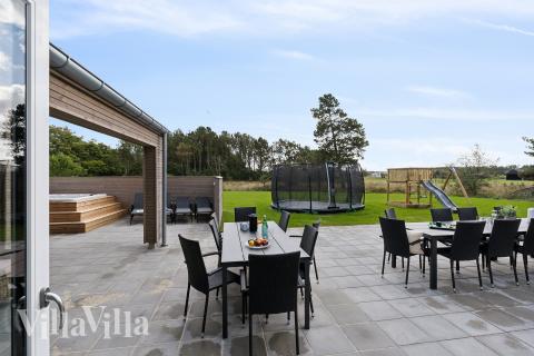 Luksushus nr. 699 har en deilig terrasse med gode hagemøbler til 26 personer.